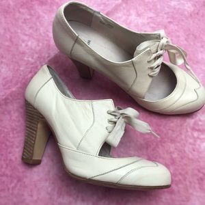 Bakers Mary Jane like cream heels
